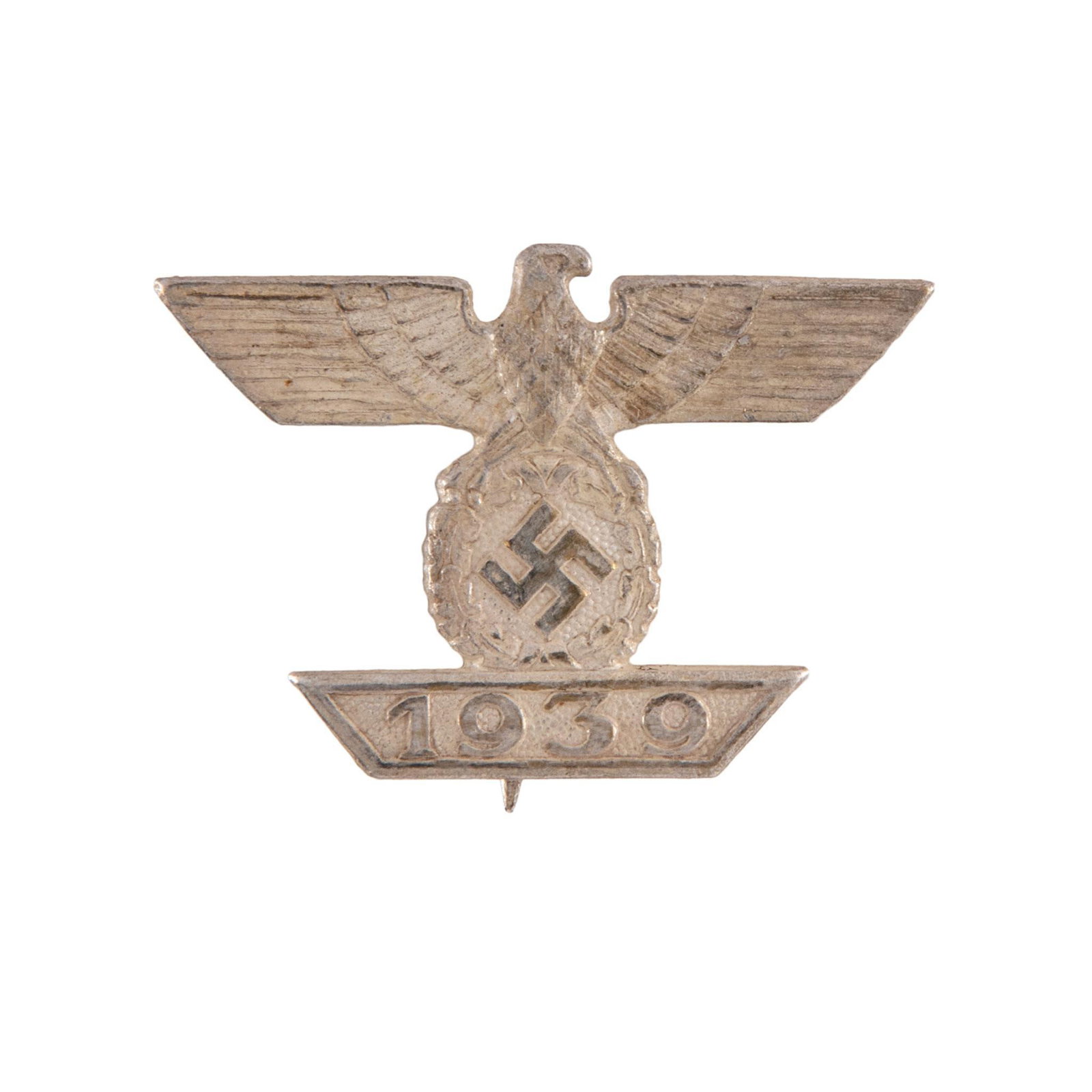 German WWII 1st Class Clasp to the Iron Cross: Lot includes WWII 1st Class Clasp to the Iron Cross. Measures 1 3/4'' wide by 1 3/16'' tall. The front shows a German eagle clutching a swastika in his talons with a 1939 bar at the base. Has a wide v