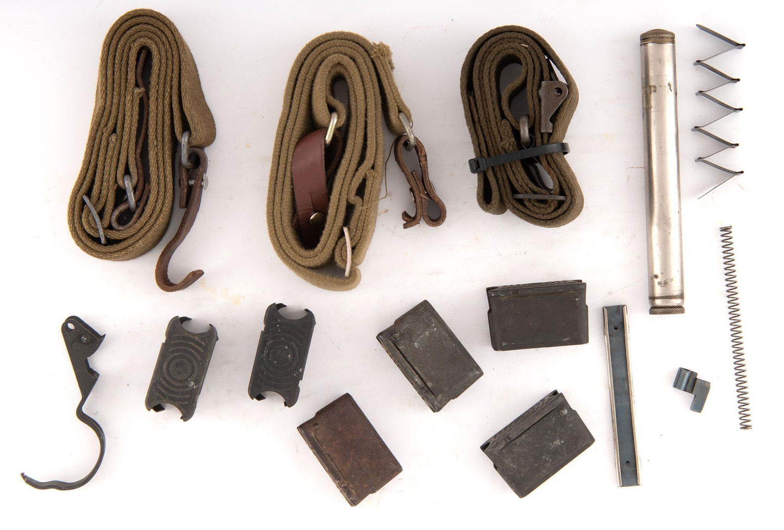 Assorted Stripper clips, M1-Garand Oiler & Cleaning/Tool, Bore Mirror And Miscellaneous Parts: Lot includes: twenty-one (21) M1 Garand 8-round clips, five (5) Springfield M1903 brass stripper clips, two (2) 7.62x25 C96 Mauser stripper clips with associated parts, one (1) plastic bore mirror, on