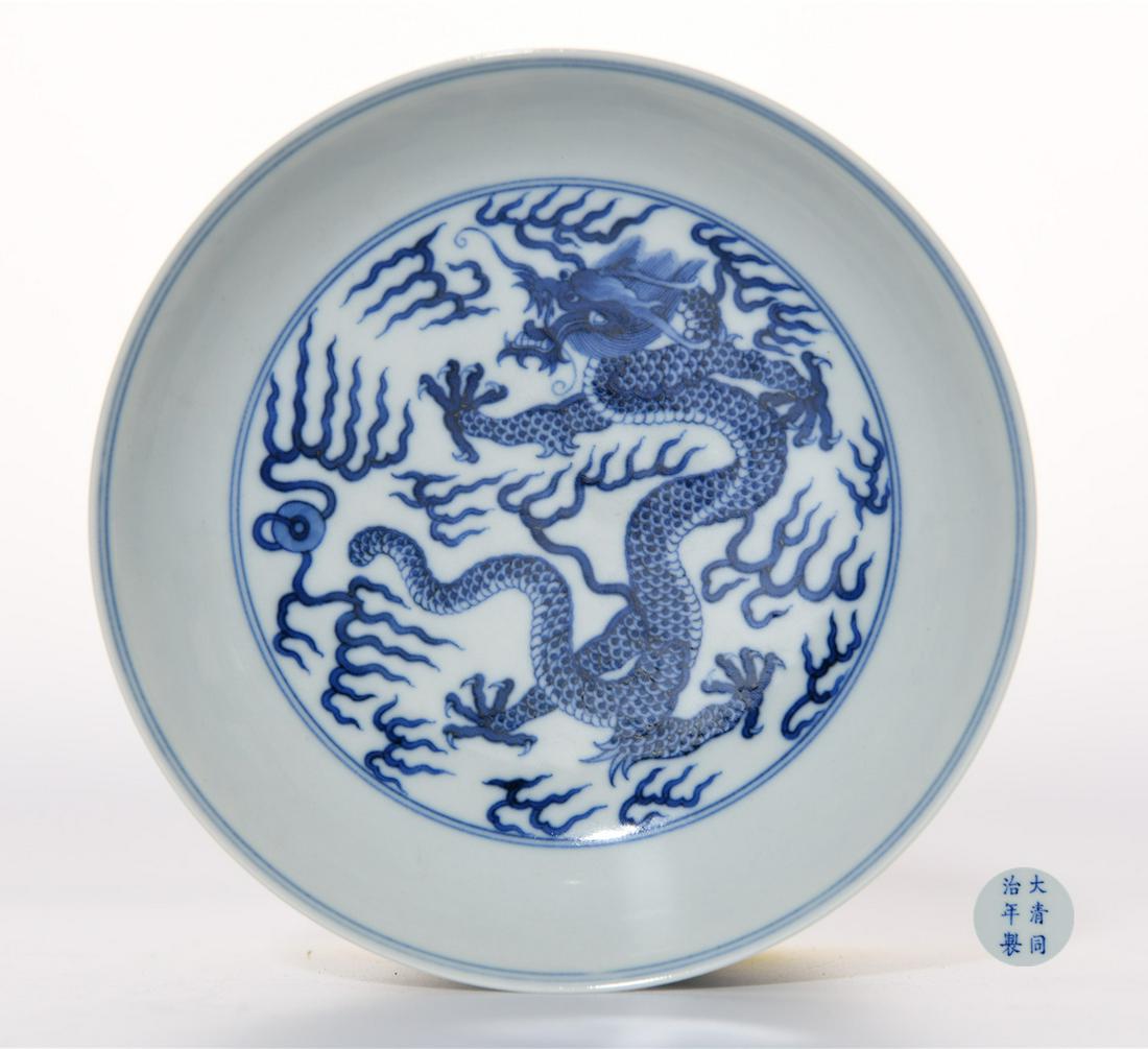 Blue and White Dragon Saucer Tongzhi Mark: Blue and White Dragon Saucer Tongzhi Mark H:3.7cm;D:17cm