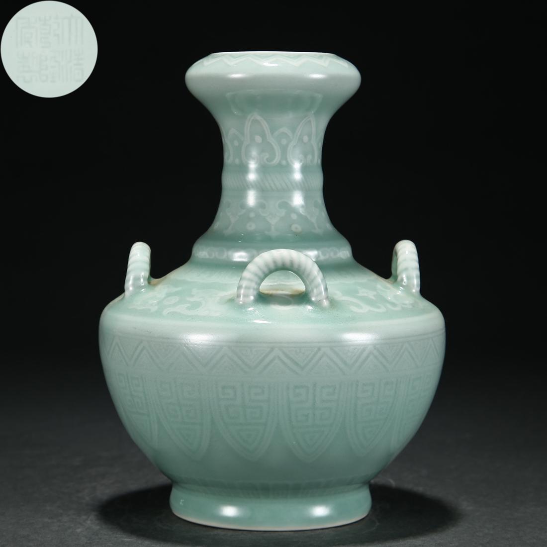 A Chinese Celadon Glaze Vase Qing Dyn. (1 of 9)