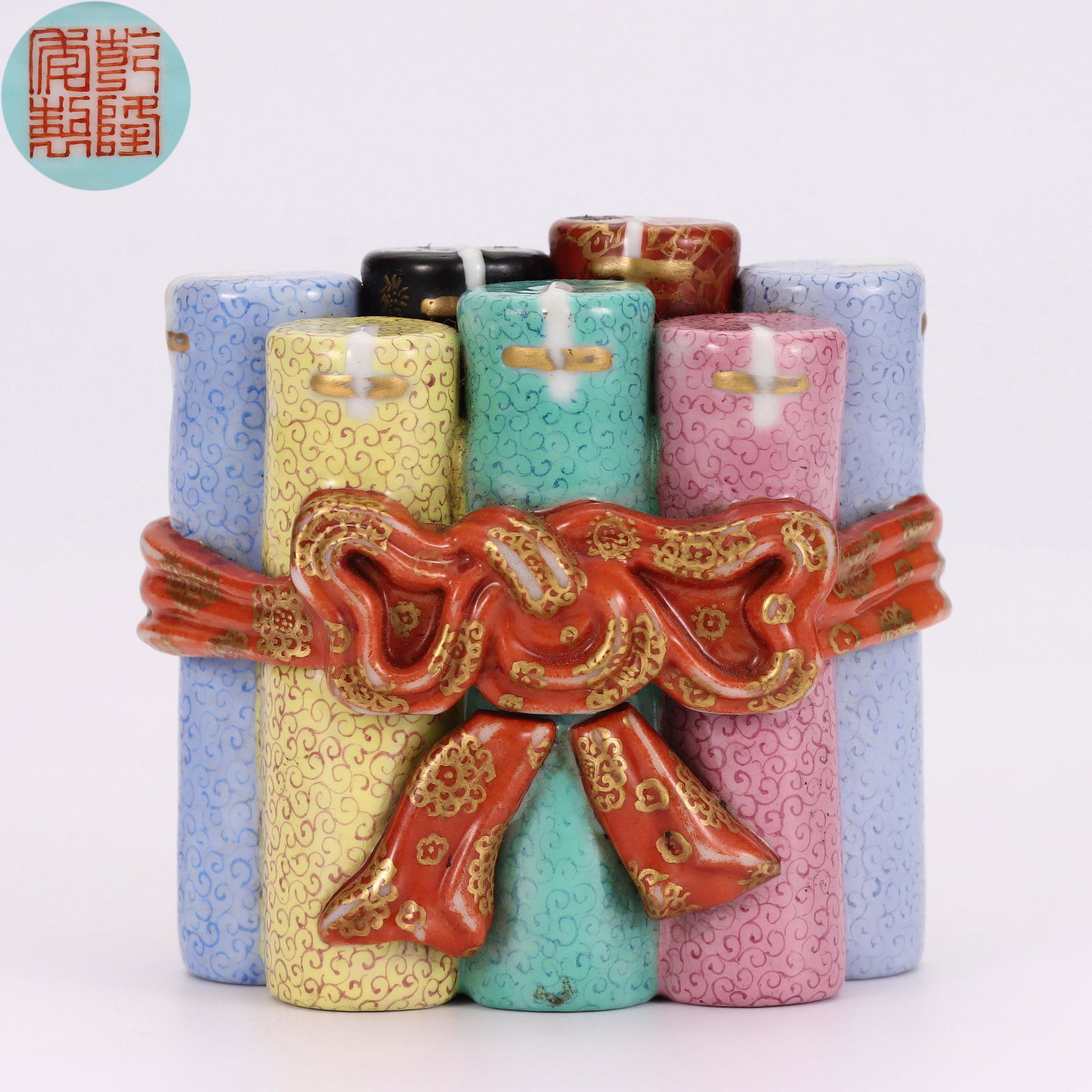 A Famille Rose Box with Cover (1 of 9)