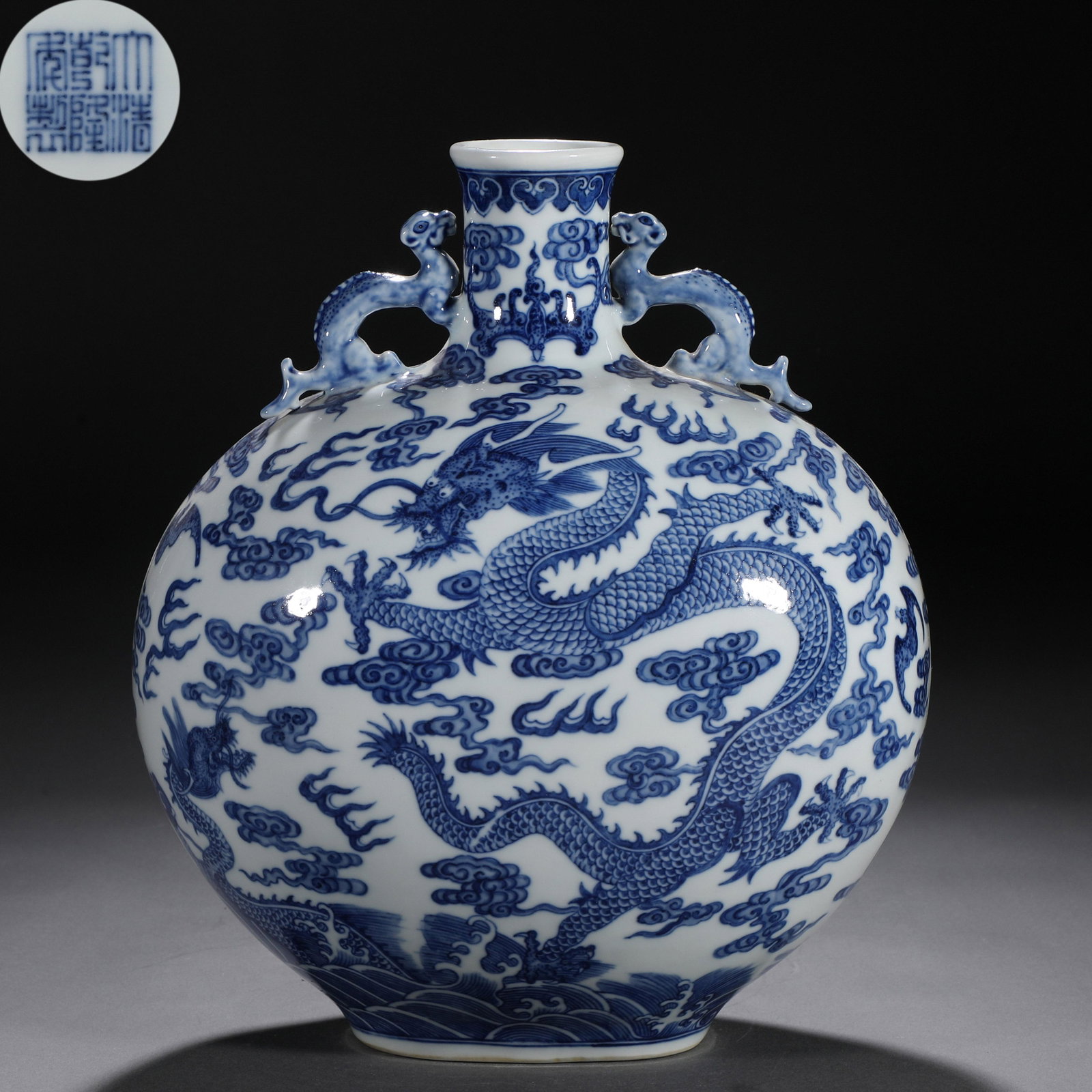 A chinese blue and white dragon moon flask: A chinese blue and white dragon moon flask H:29cm;D:23.5cm