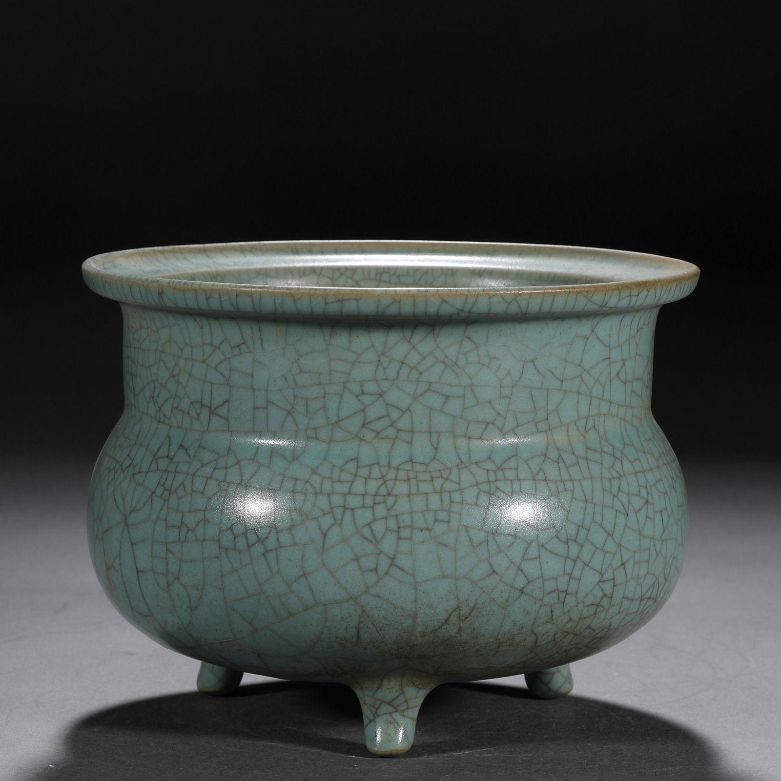 A chinese longquan celadon glaze tripod censer (1 of 9)