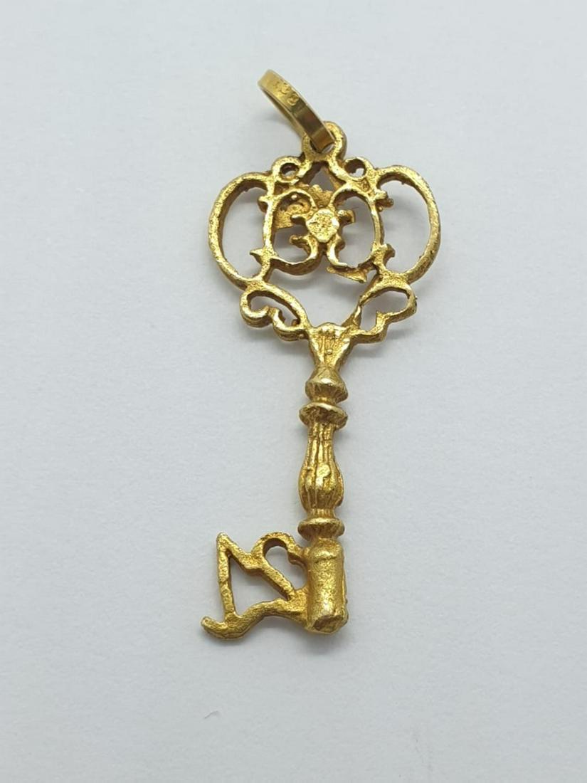 18ct key PENDANT / CHARM. 1.9g: 18ct key PENDANT / CHARM. 1.9g