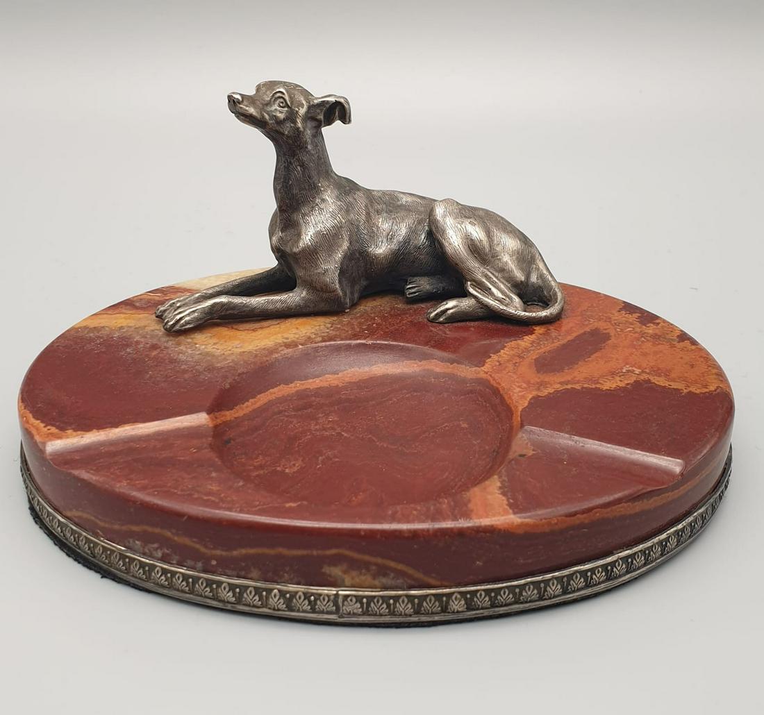 19th century Russian antique silver and hardstone hound: 19th century Russian antique silver and hardstone hound ashtray. 984gms 16 x 12.5cms