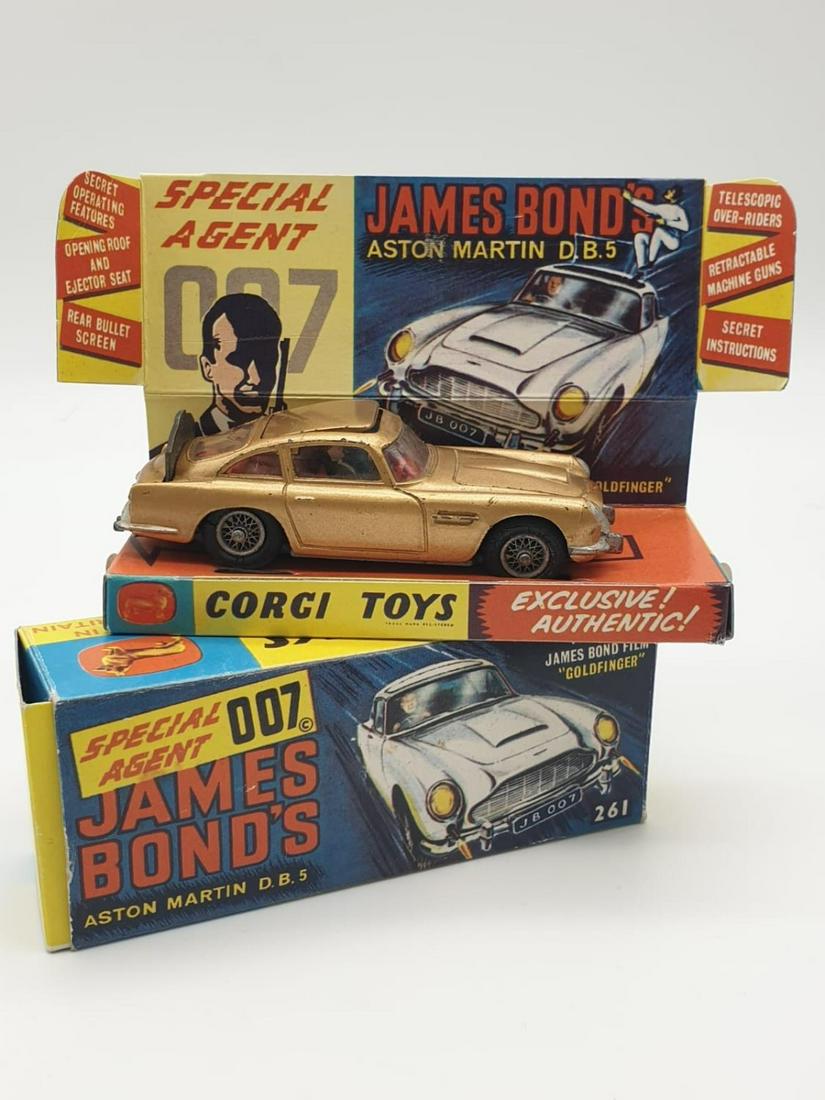 Corgi 261 James Bond Aston Martin D.B.5 Toy Car. 1965 (1 of 5)