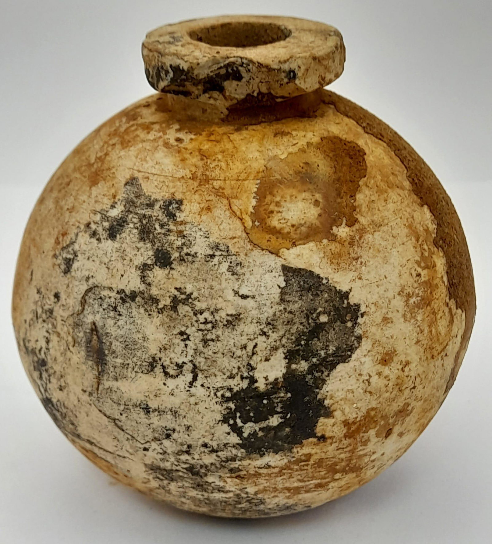 INERT WW2 Japanese Type 4 â€˜Last Ditchâ€™ hand grenade. Ceramic construction of round shape with a: INERT WW2 Japanese Type 4 â€˜Last Ditchâ€™ hand grenade. Ceramic construction of round shape with a bottle neck. Measures approx 9cm.