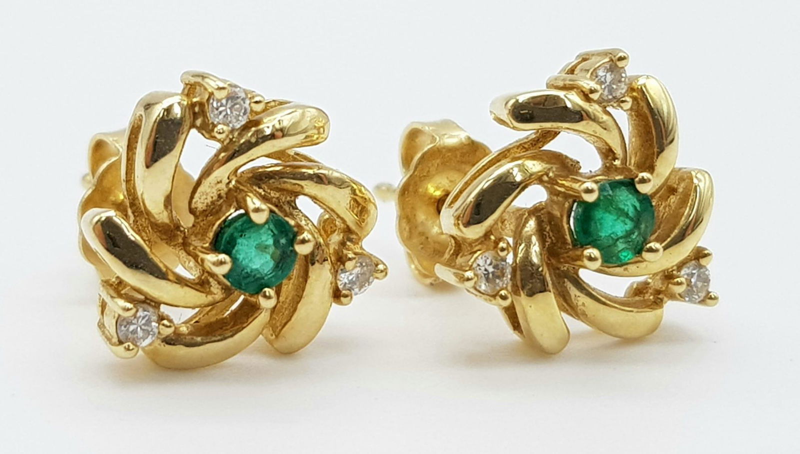 14K YELLOW GOLD DIAMOND & EMERALD STUD EARRINGS TOTAL WEIGHT 3.1G: 14K YELLOW GOLD DIAMOND & EMERALD STUD EARRINGS TOTAL WEIGHT 3.1G