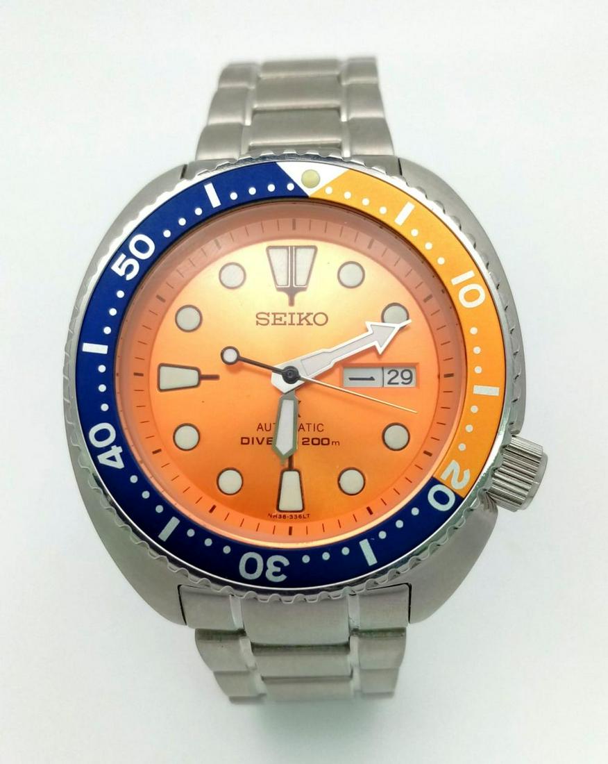 A Seiko Air Divers Automatic Gents Watch. Stainless steel strap and case - 45mm. Metallic orange: A Seiko Air Divers Automatic Gents Watch. Stainless steel strap and case - 45mm. Metallic orange dial with day/date window. In very good condition and working order.