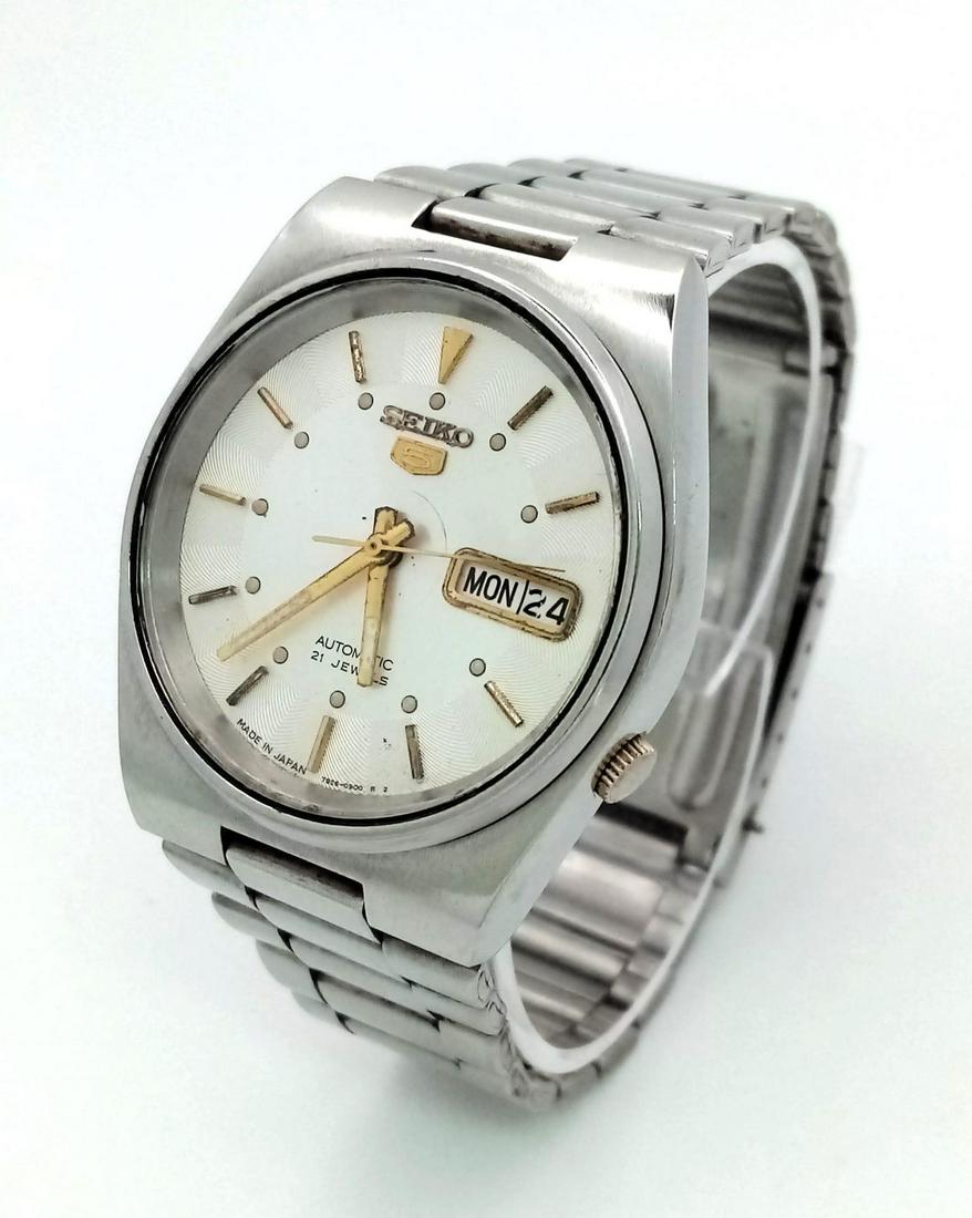 A Vintage Seiko 5 Automatic Gents Watch. Stainless steel strap and case - 36mm. Silver and white: A Vintage Seiko 5 Automatic Gents Watch. Stainless steel strap and case - 36mm. Silver and white dial with day/date window. In working order.