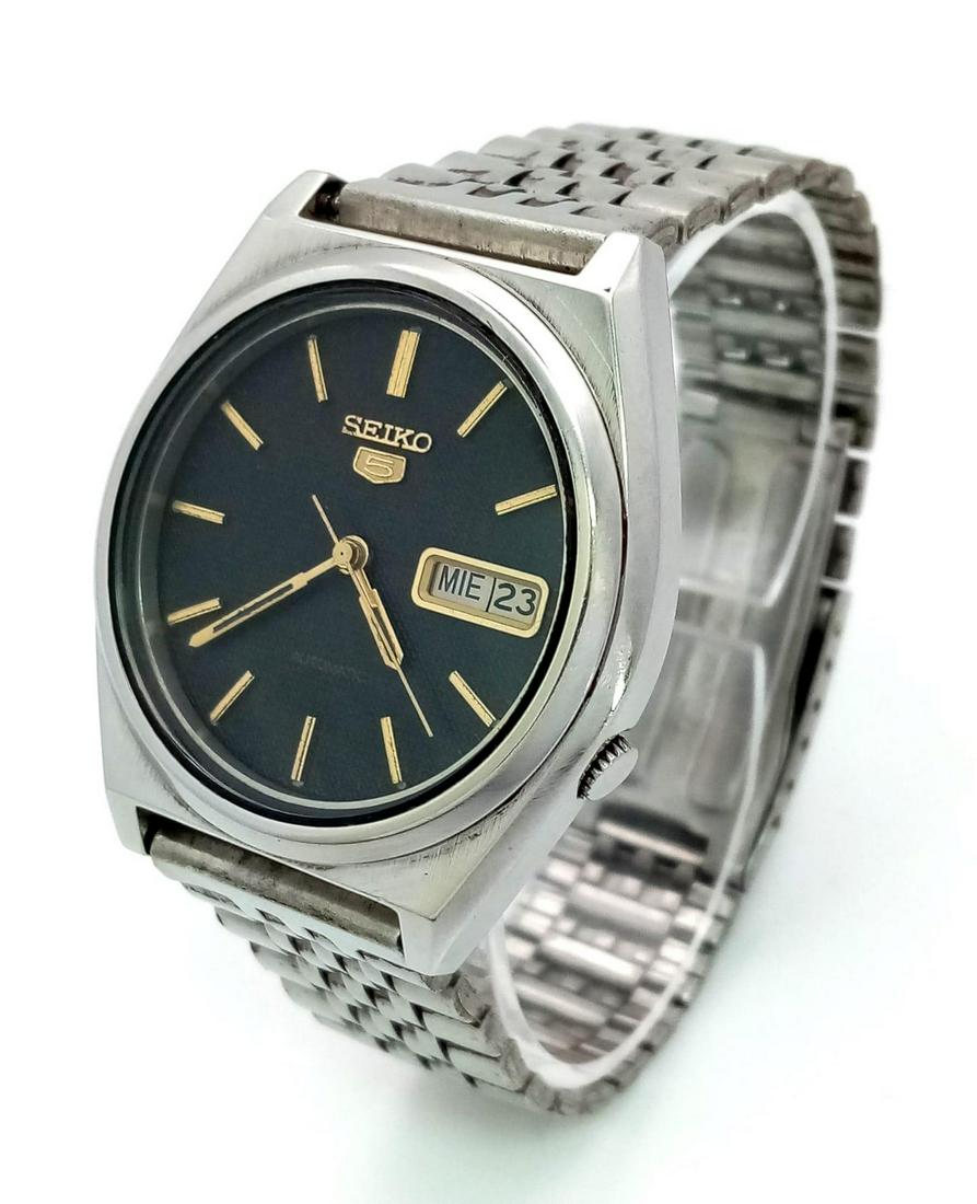 A Vintage Seiko 5 Gents Automatic Watch. Stainless steel strap and case - 38mm. Black dial with: A Vintage Seiko 5 Gents Automatic Watch. Stainless steel strap and case - 38mm. Black dial with day/date window. Model 950707. In working order.