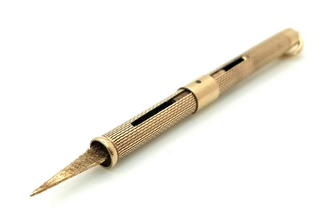A 9K GOLD TOOTHPICK PENDANT . 3.4gms: A 9K GOLD TOOTHPICK PENDANT . 3.4gms