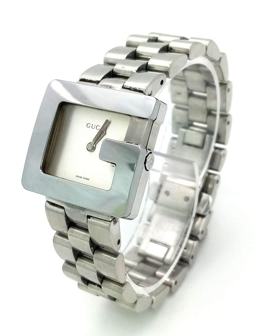 A Classic Gucci Ladies Quartz Watch. Stainless steel bracelet and case - 26mm. Silver tone dial. In: A Classic Gucci Ladies Quartz Watch. Stainless steel bracelet and case - 26mm. Silver tone dial. In good condition and working order.