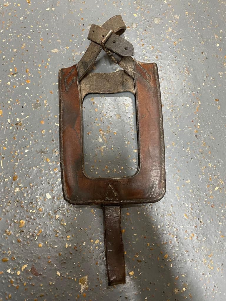 A WW1 German Entrenching Tool with Leather Case. Ref: ML165: A WW1 German Entrenching Tool with Leather Case.Ref: ML165