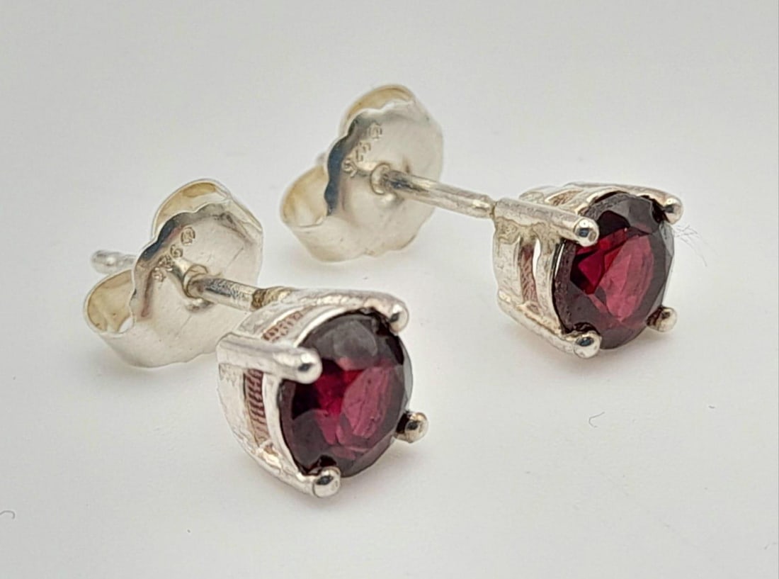 A PAIR OF NATURAL GARNET STUD EARRINGS SET IN 925 SILVER .: A PAIR OF NATURAL GARNET STUD EARRINGS SET IN 925 SILVER .