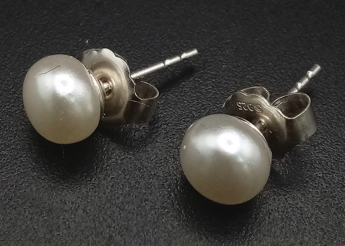 A PAIR OF SMALL PEARL STUD EARRINGS SET IN SILVER . .55gms: A PAIR OF SMALL PEARL STUD EARRINGS SET IN SILVER . .55gms