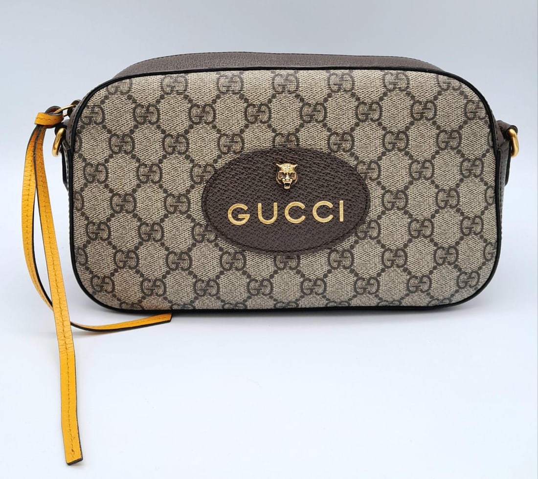 A GUCCI GG Supreme Messenger Bag. Comes with detachable strap. W25cm x H15cm x D7cm. In good: A GUCCI GG Supreme Messenger Bag. Comes with detachable strap. W25cm x H15cm x D7cm. In good condition. Please see the photos. Ref 476466 498879