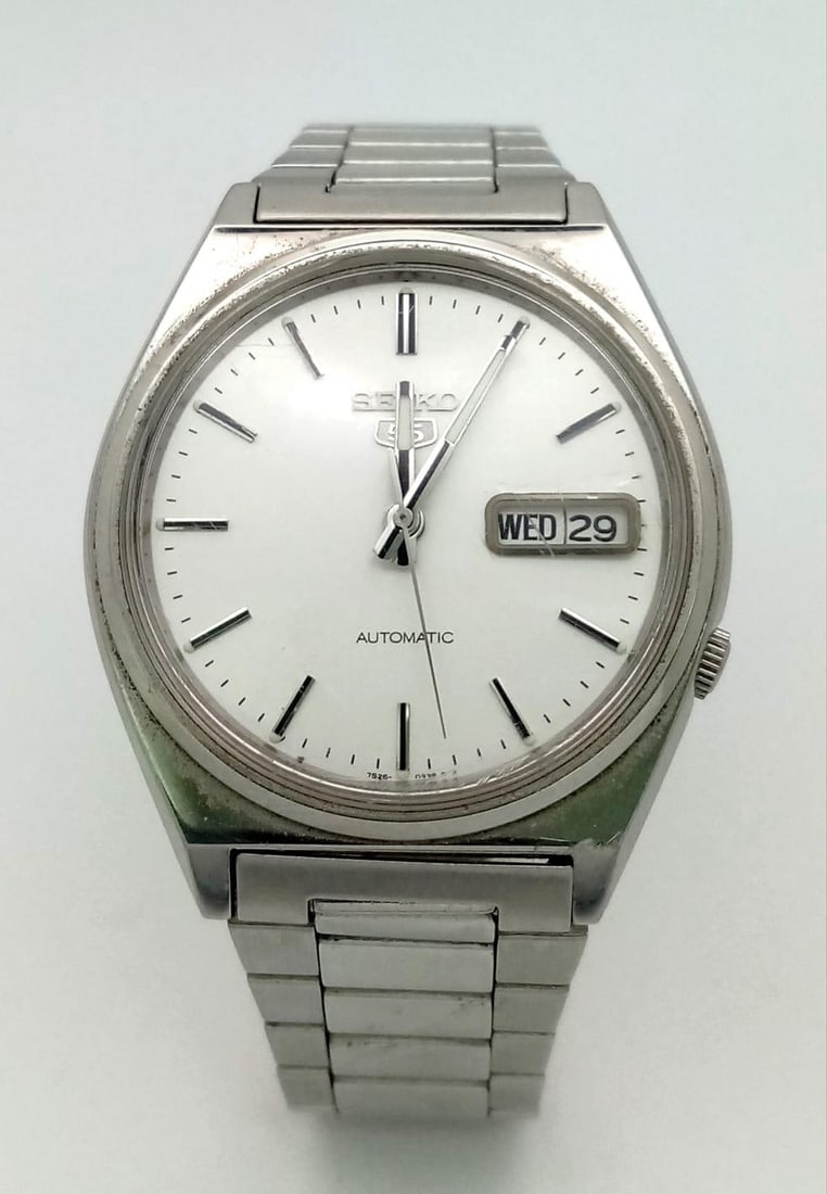 A Vintage Seiko 5 Automatic Gents Watch. Stainless steel strap and case - 36mm. White dial with: A Vintage Seiko 5 Automatic Gents Watch. Stainless steel strap and case - 36mm. White dial with date/day window. In good condition and working order. Comes in original Seiko case.