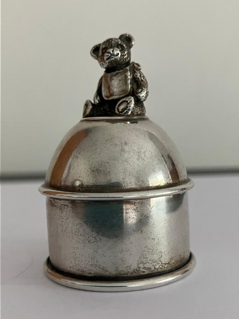 Vintage SILVER PILL BOX in dome form with a teddy bear sitting atop. Clear hallmark to base for: Vintage SILVER PILL BOX in dome form with a teddy bear sitting atop. Clear hallmark to base for Sheffield 1997. Small dent to back of lid otherwise exceptional condition.