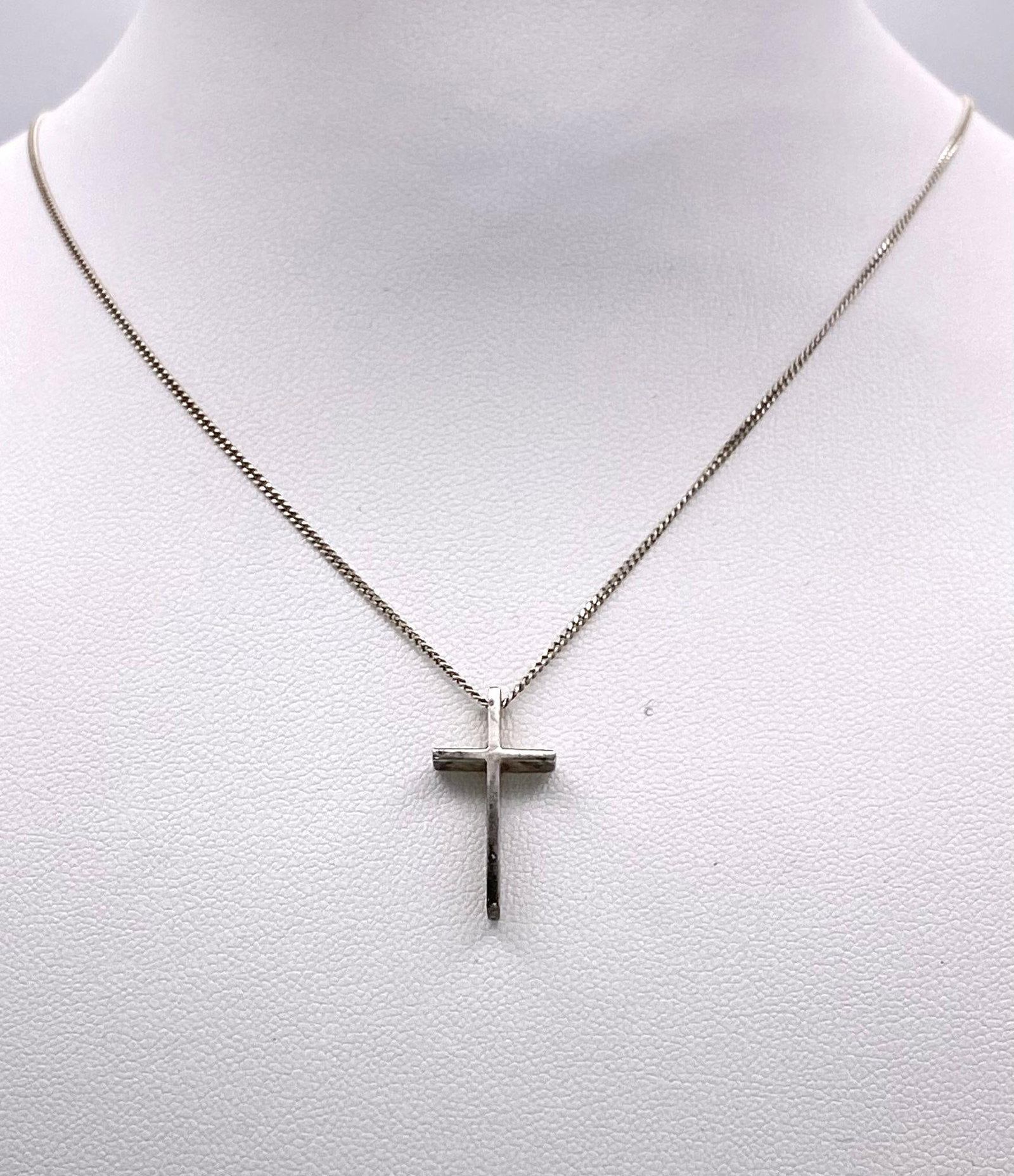 A STERLING SILVER CROSS PENDANT ON A 46cms SILVER CHAIN . 3.3gms: A STERLING SILVER CROSS PENDANT ON A 46cms SILVER CHAIN . 3.3gms