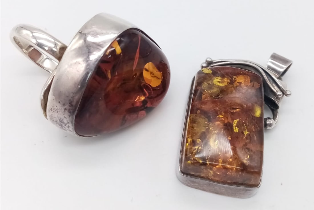 A STERLING SILVER AMBER SET RING. SIZE R & A STERLING SILVER AMBER SET PENDANT. 35.4G IN TOTAL: A STERLING SILVER AMBER SET RING. SIZE R & A STERLING SILVER AMBER SET PENDANT. 35.4G IN TOTAL WEIGHT