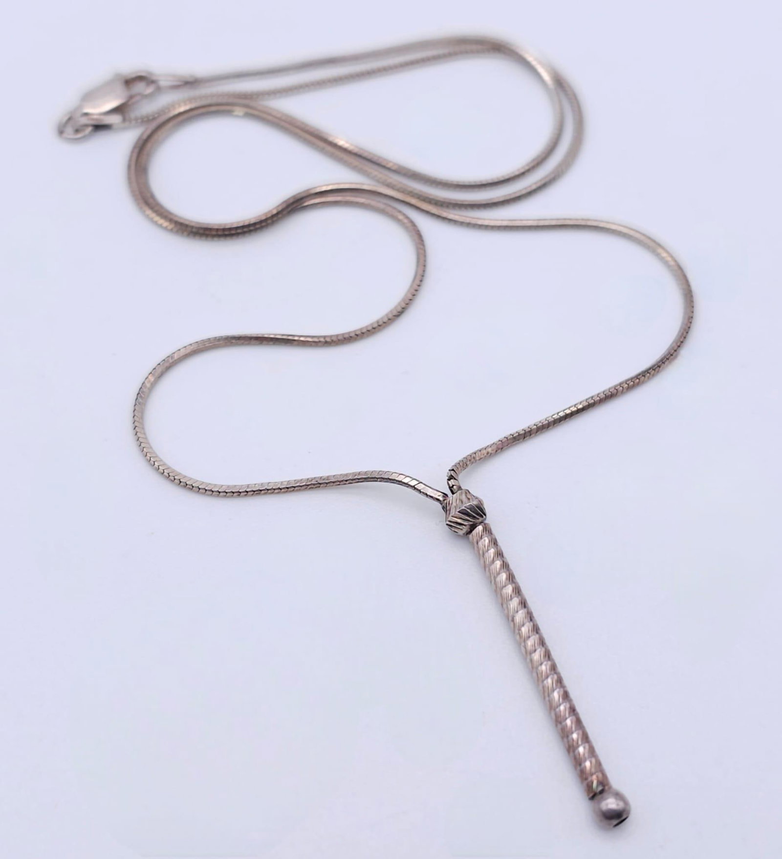 A 925 silver drop pendant on silver chain. Total weight 4.66G. Total length 46cm.: A 925 silver drop pendant on silver chain. Total weight 4.66G. Total length 46cm.