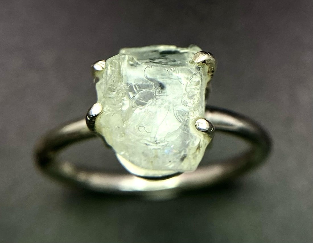 A Rough Green Amethyst and 925 Silver Ring. Size N. Ref: VO - 1660.: A Rough Green Amethyst and 925 Silver Ring. Size N. Ref: VO - 1660.