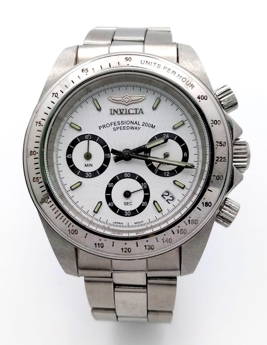 An Invicta Professional 200m Speedway Quartz Gents Watch. Stainless steel bracelet and case - 40mm.: An Invicta Professional 200m Speedway Quartz Gents Watch. Stainless steel bracelet and case - 40mm. White dial with three sub dials. In working order.