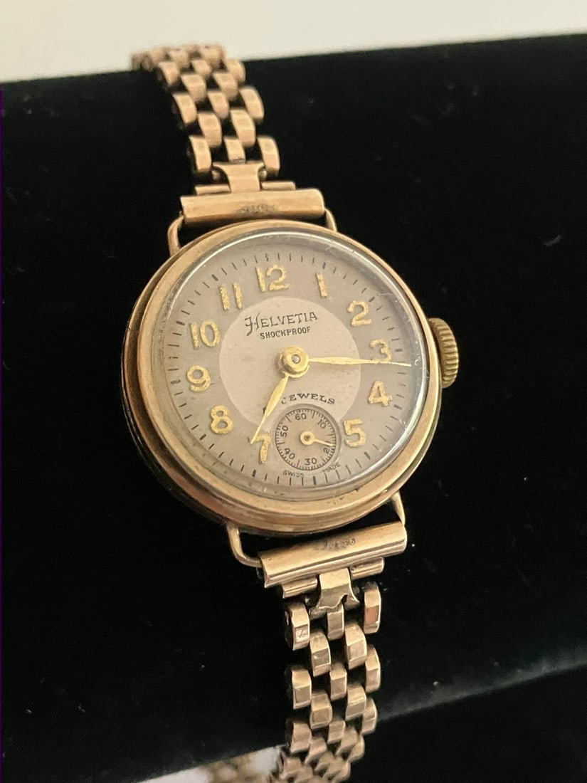 Vintage 9 carat GOLD HELVETIA WRISTWATCH With Hallmark to watch and strap. Manual minding. Full: Vintage 9 carat GOLD HELVETIA WRISTWATCH With Hallmark to watch and strap. Manual minding. Full working order. 17.54 grams.