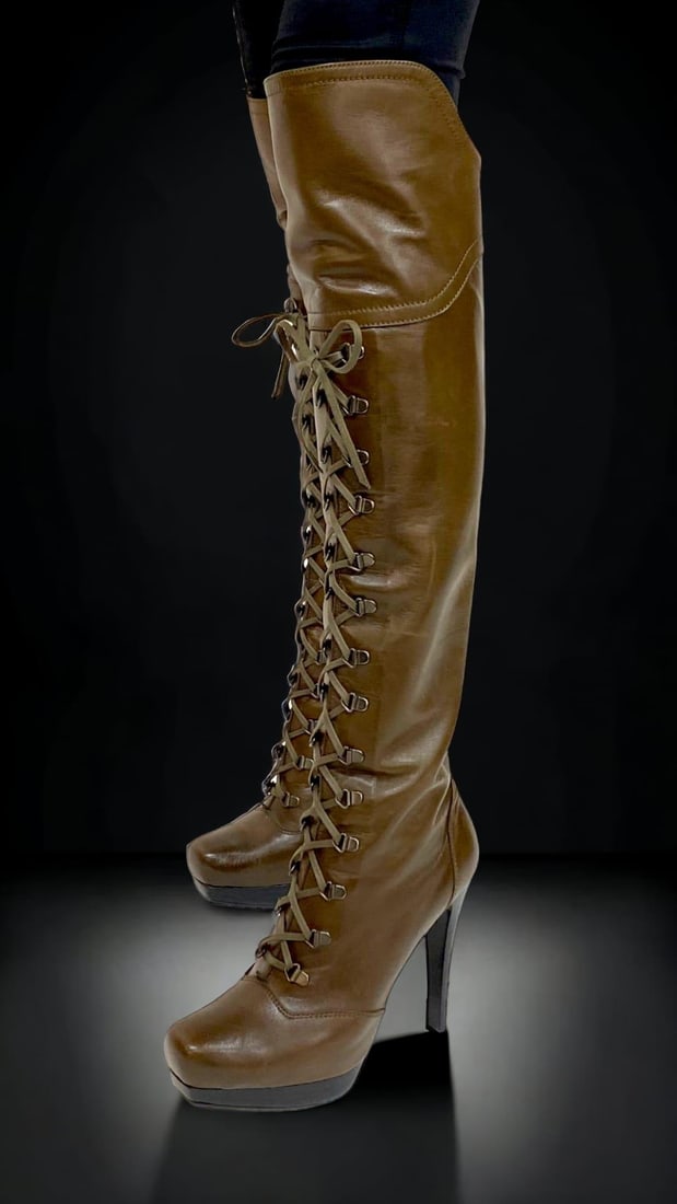 A Pair of Brown Stuart Weitzman Ultrastuart Over the Knee Boots, 2cm Platform, Heel height 12cm , US: A Pair of Brown Stuart Weitzman Ultrastuart Over the Knee Boots, 2cm Platform, Heel height 12cm , US Size 8.5, UK Size 6.5, Very good Condition, worn Once.