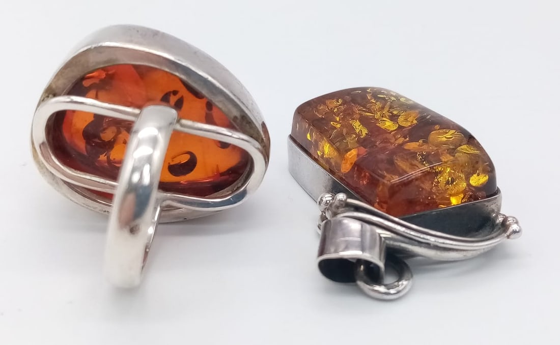 A STERLING SILVER AMBER SET RING. SIZE R & A STERLING SILVER AMBER SET PENDANT. 35.4G IN TOTAL: A STERLING SILVER AMBER SET RING. SIZE R & A STERLING SILVER AMBER SET PENDANT. 35.4G IN TOTAL WEIGHT