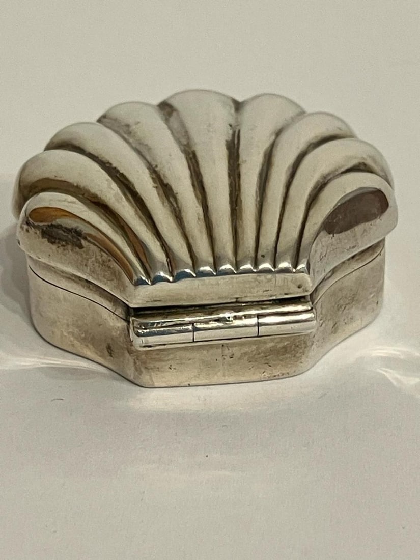 Vintage SILVER PILL BOX in the form of a SHELL. Silver hallmark to base.: Vintage SILVER PILL BOX in the form of a SHELL. Silver hallmark to base.