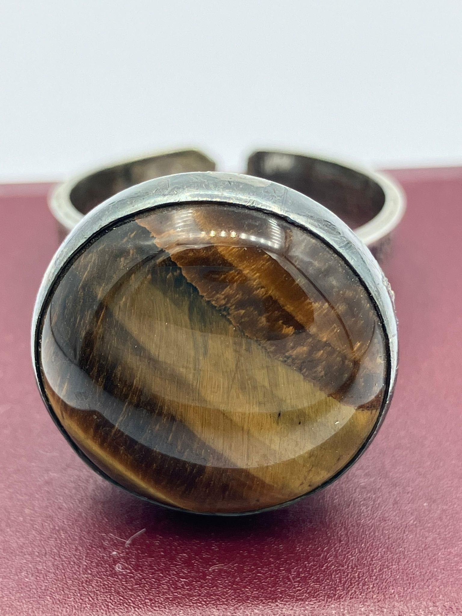 SILVER TIGERS EYE RING. Complete with ring box. Size Q - R.: SILVER TIGERS EYE RING. Complete with ring box. Size Q - R.