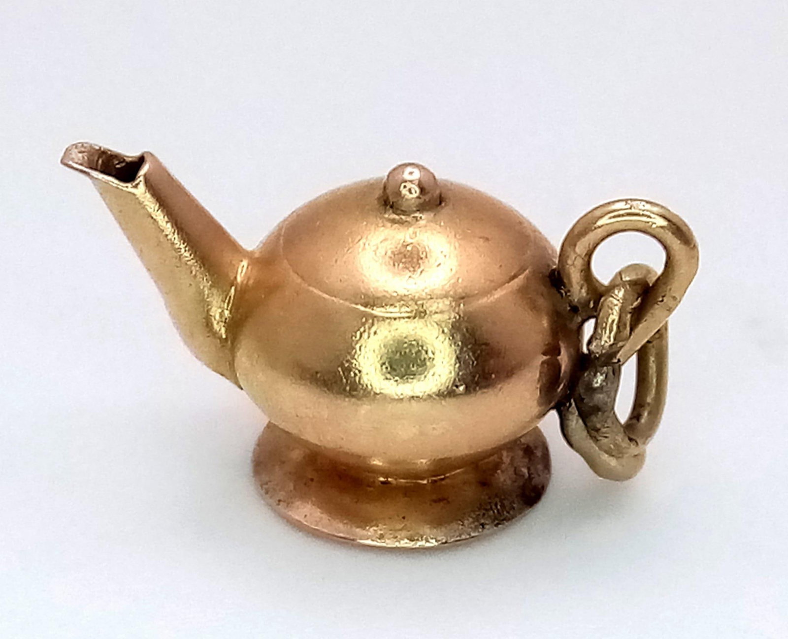 A 9K YELLOW GOLD TEAPOT CHARM. TOTAL WEIGHT 1G: A 9K YELLOW GOLD TEAPOT CHARM. TOTAL WEIGHT 1G