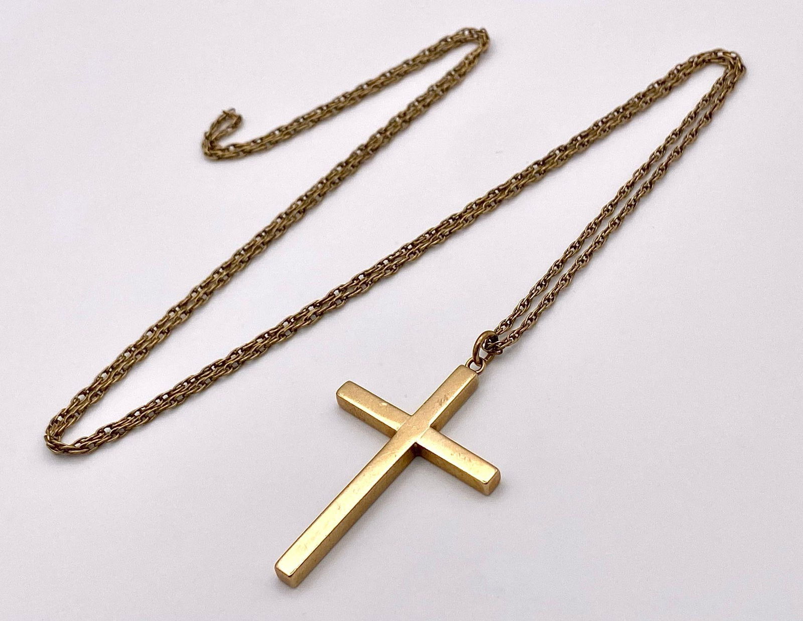 A 9K GOLD CROSS PENDANT ON A 72cms 9K GOLD TWIST CHAIN . 10.8gms: A 9K GOLD CROSS PENDANT ON A 72cms 9K GOLD TWIST CHAIN . 10.8gms
