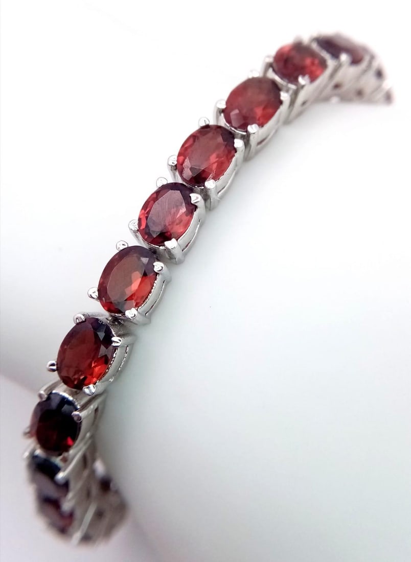 A Hessonite Garnet Gemstone Tennis Bracelet set in 925 Silver. 24.2g total weight. 18cm. Ref: HV: A Hessonite Garnet Gemstone Tennis Bracelet set in 925 Silver. 24.2g total weight. 18cm. Ref: HV -2154