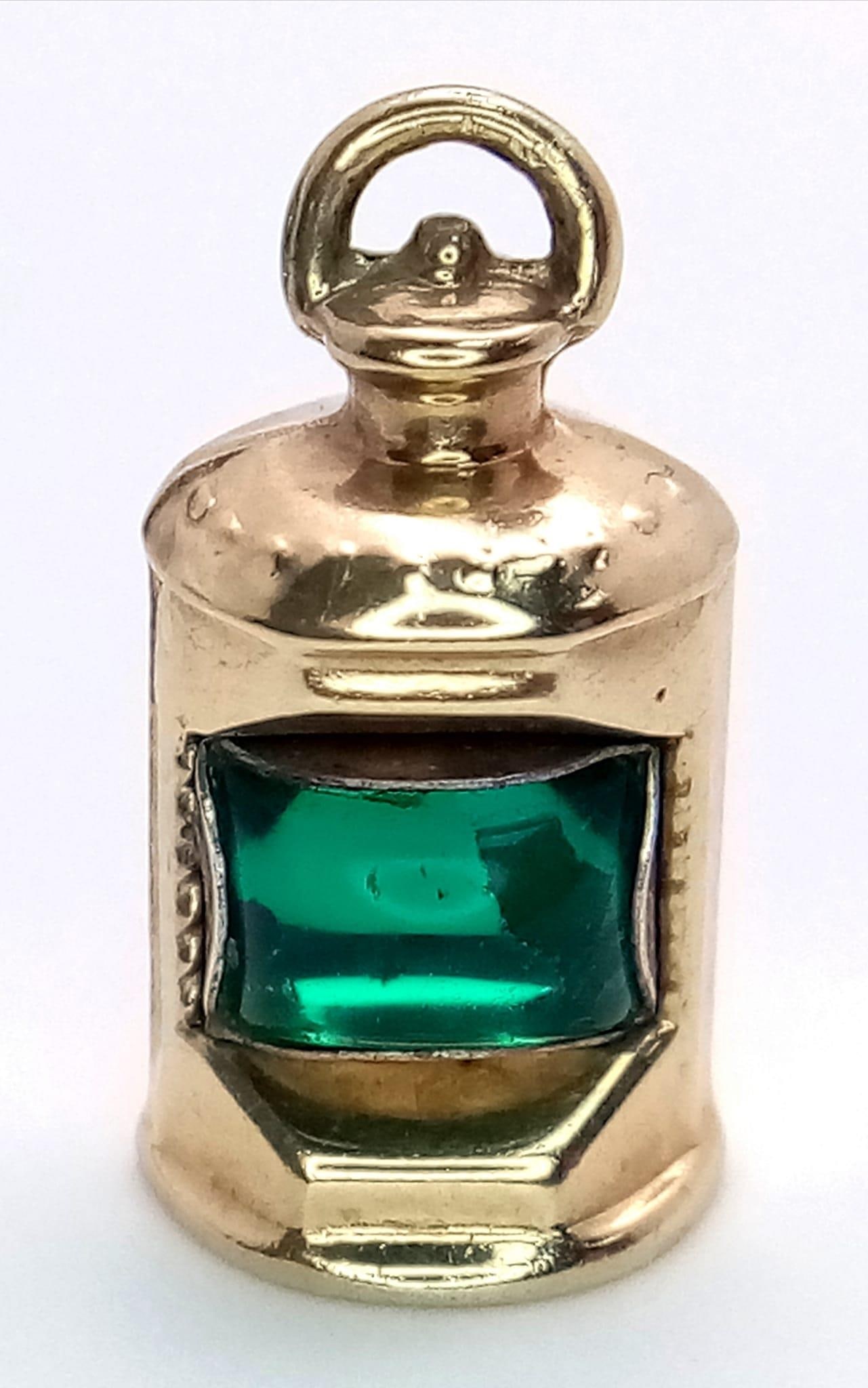 A Vintage 9K Yellow Gold Green Lantern Pendant/Charm. 2cm. 1.5g weight.: A Vintage 9K Yellow Gold Green Lantern Pendant/Charm. 2cm. 1.5g weight.