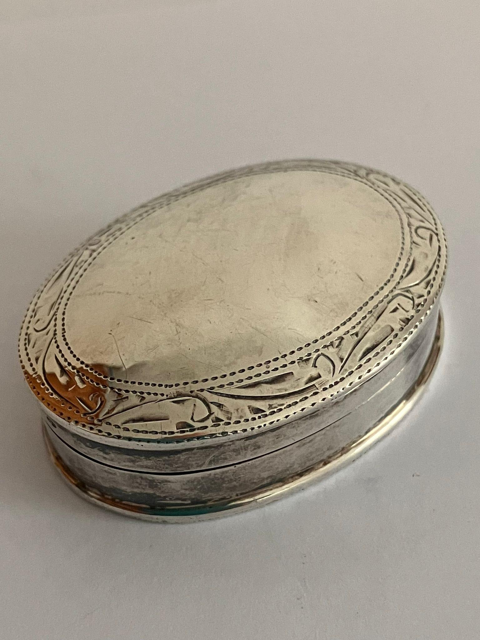 Vintage SILVER PILL BOX. Full hallmark. Oval form with patterned border.4 cm x 3 cm. Excellent: Vintage SILVER PILL BOX. Full hallmark. Oval form with patterned border.4 cm x 3 cm. Excellent condition.