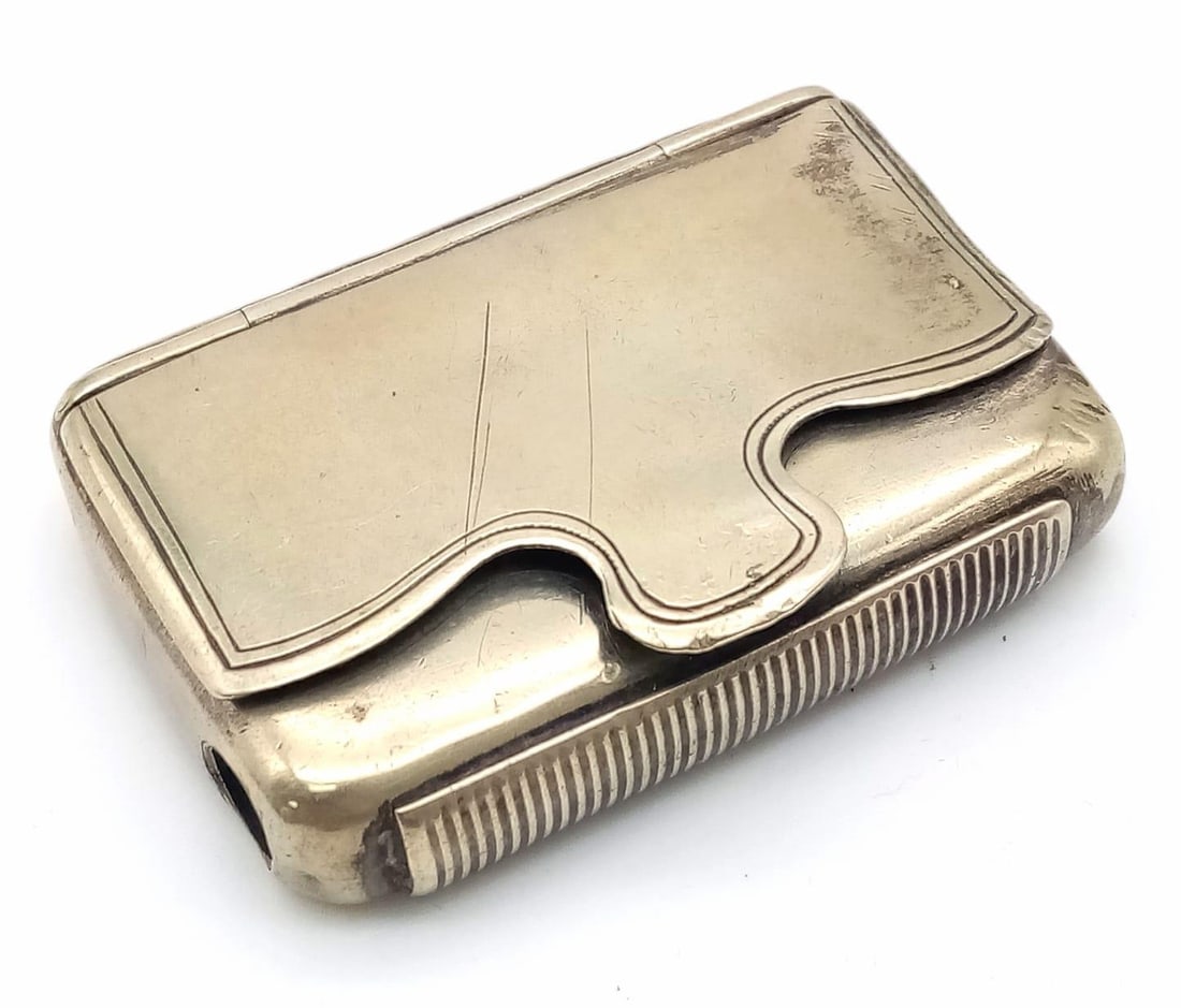 An antique Victorian sterling silver Snuff/Pill box. Full Edinburgh hallmarks. Total weight 33.3G. 6: An antique Victorian sterling silver Snuff/Pill box. Full Edinburgh hallmarks. Total weight 33.3G. 6 X 4cm.
