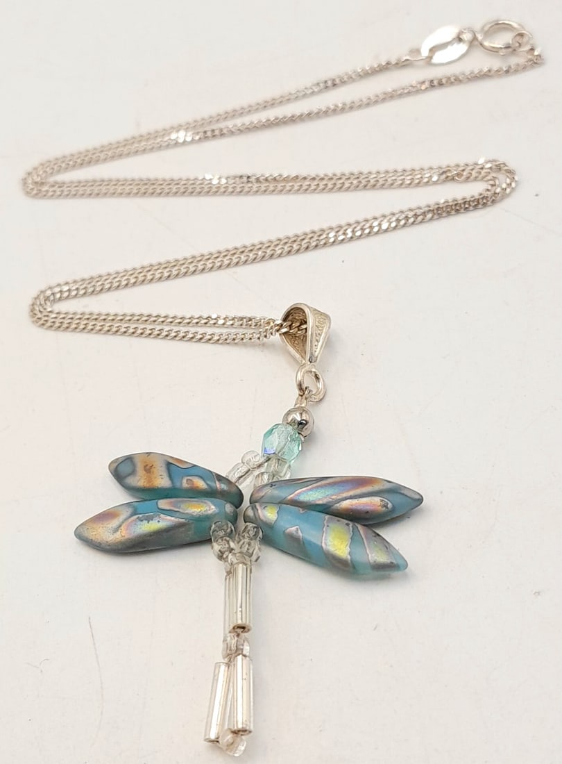 A 925 silver dragonfly pendant, set on a 925 silver delicate chain necklace. Total weight 3.5g.: A 925 silver dragonfly pendant, set on a 925 silver delicate chain necklace. Total weight 3.5g. Total length 40cm.