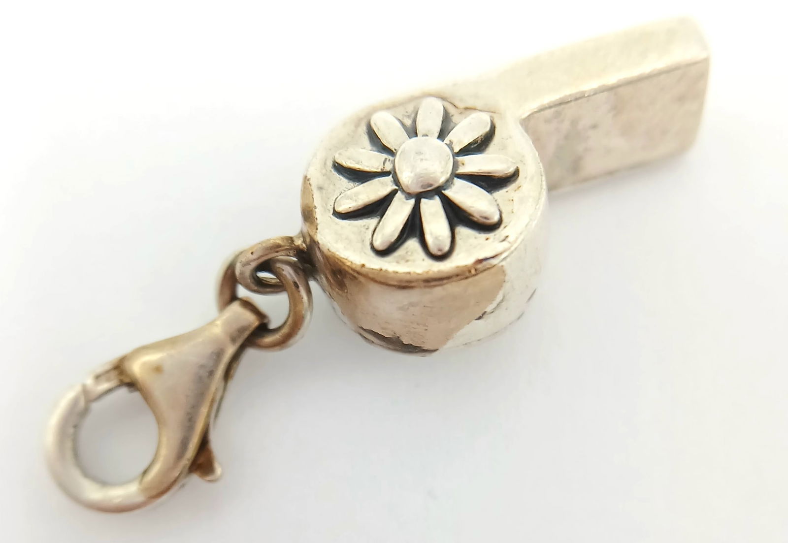 A STERLING SILVER WHISTLE CHARM / PENDANT WHICH ACTUALLY WORKS IDEAL FOR PE TEACHER, COACH OR: A STERLING SILVER WHISTLE CHARM / PENDANT WHICH ACTUALLY WORKS IDEAL FOR PE TEACHER, COACH OR REFEREE 3.6G. Ref: SC 7091