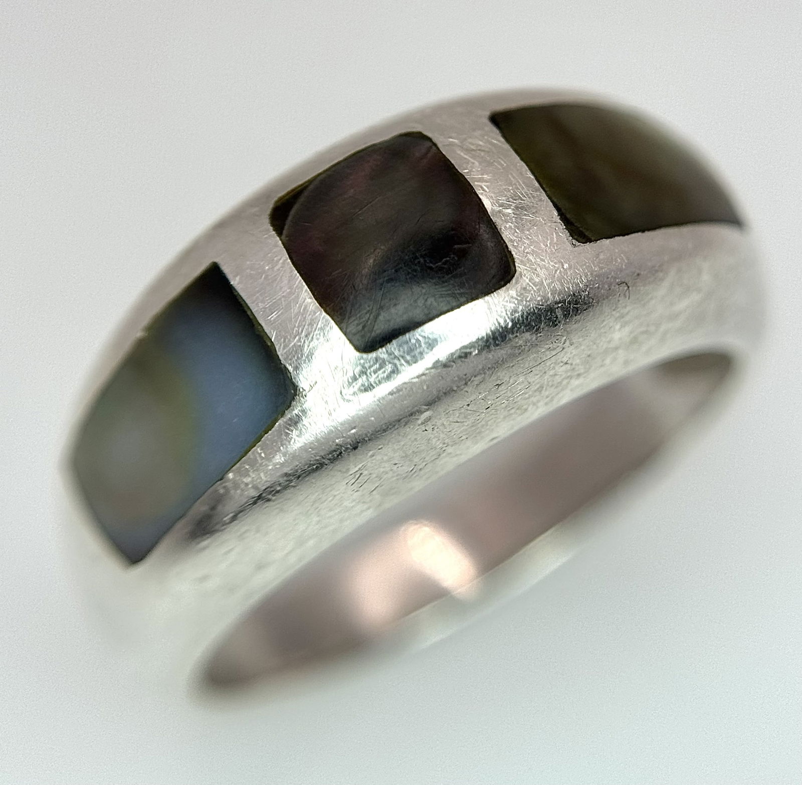 A vintage 925 silver Abalone inlaid ring, total weight 6.4G, size P.: A vintage 925 silver Abalone inlaid ring, total weight 6.4G, size P.