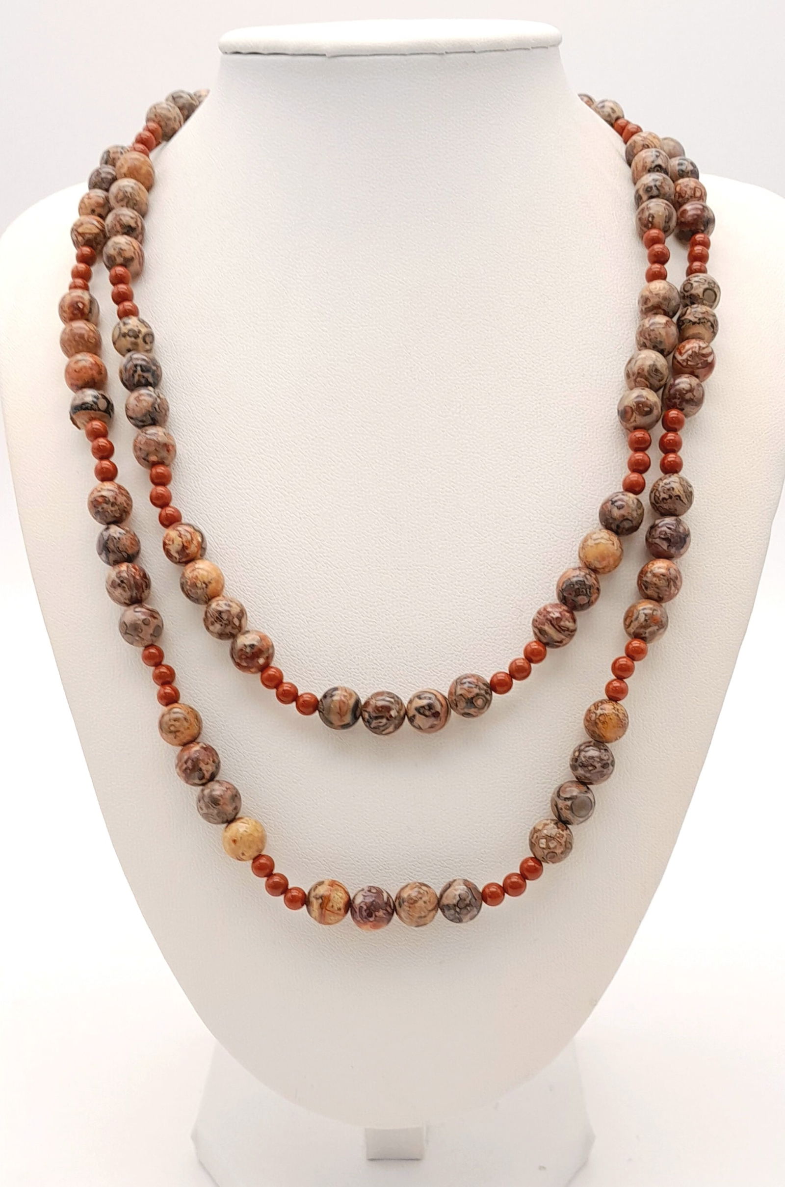 A lovely vintage matinee length of Jasper stone set necklace. Total length 100cm.: A lovely vintage matinee length of Jasper stone set necklace. Total length 100cm.