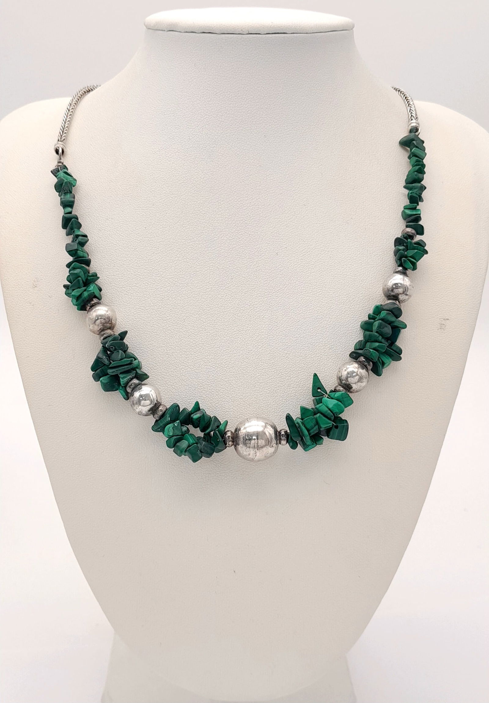 A 925 Silver and Green malachite Stone Bead Necklace. Featuring a silver chain leading to a: A 925 Silver and Green malachite Stone Bead Necklace. Featuring a silver chain leading to a section of polished green stone chips interspersed with rounded silver beads. Approx 46cm in length with a t