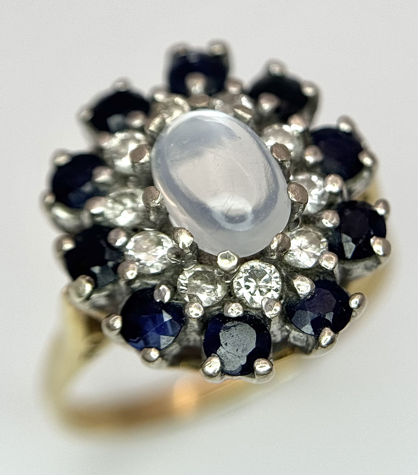 AN 18K GOLD RING, SAPPHIRE DIAMONDS WITH OVAL CUT STAR MOONSTONE. 6.10 GR, SIZE O1/2. REF: NL12404: AN 18K GOLD RING, SAPPHIRE DIAMONDS WITH OVAL CUT STAR MOONSTONE. 6.10 GR, SIZE O1/2. REF: NL12404