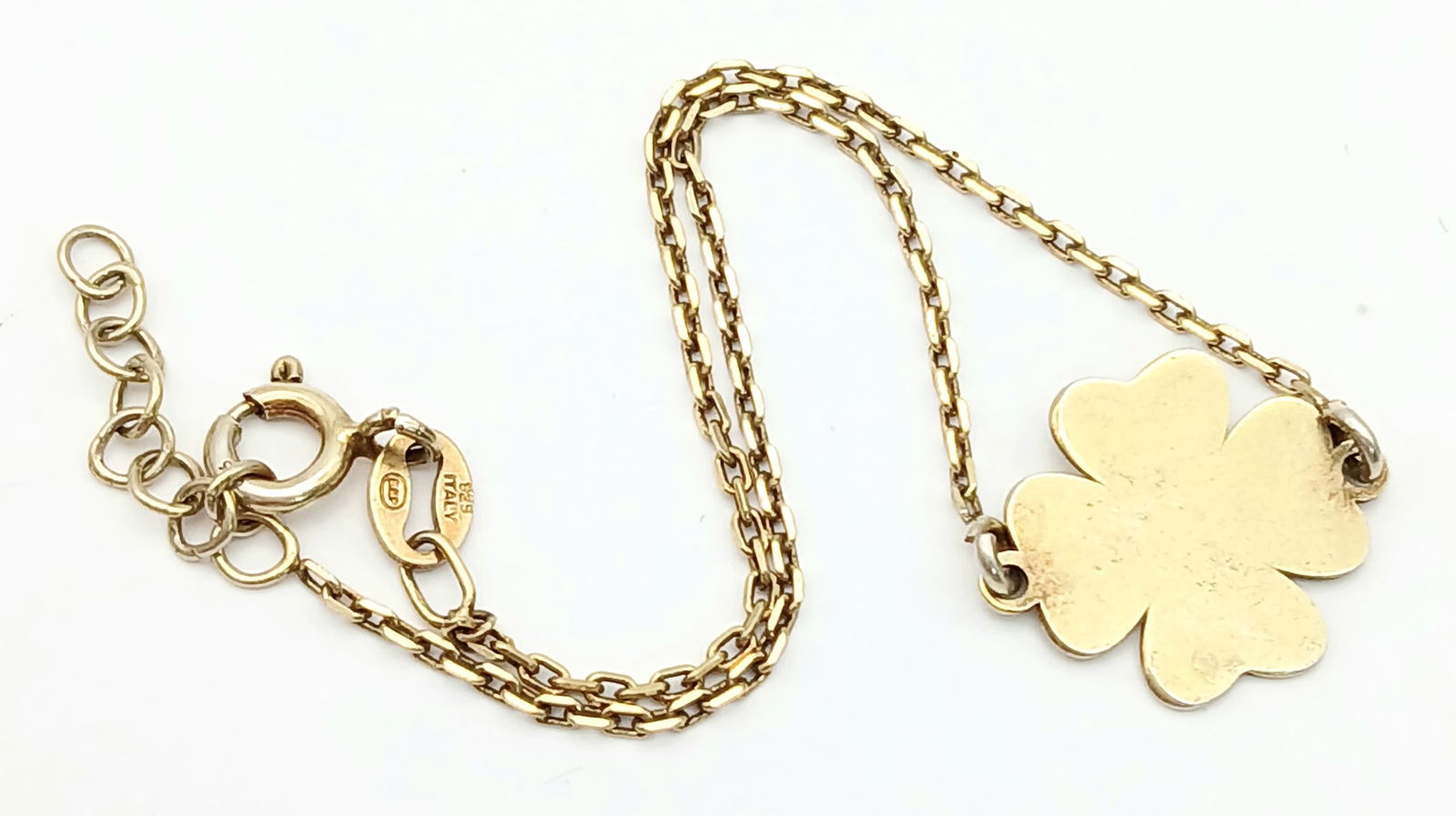 A 925 Italy gilded silver bracelet with clover leaf charm. Total weight 1.6G, total length 18cm.: A 925 Italy gilded silver bracelet with clover leaf charm. Total weight 1.6G, total length 18cm.