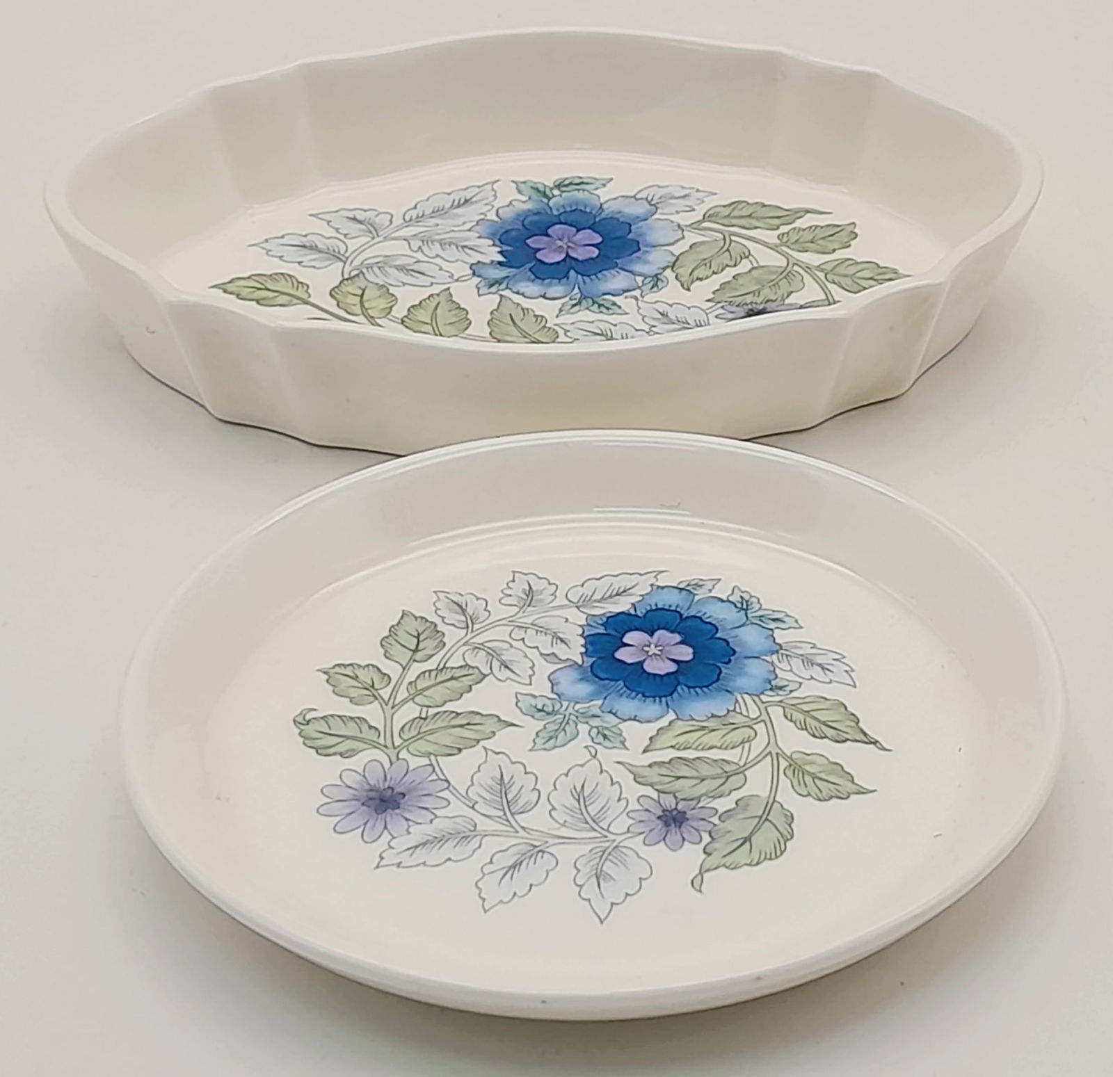 2X lovely vintage Wedgwood ceramic sweet dishes with elegant hand painted flower designs. Diameter: 2X lovely vintage Wedgwood ceramic sweet dishes with elegant hand painted flower designs. Diameter 11cm, length 14cm.