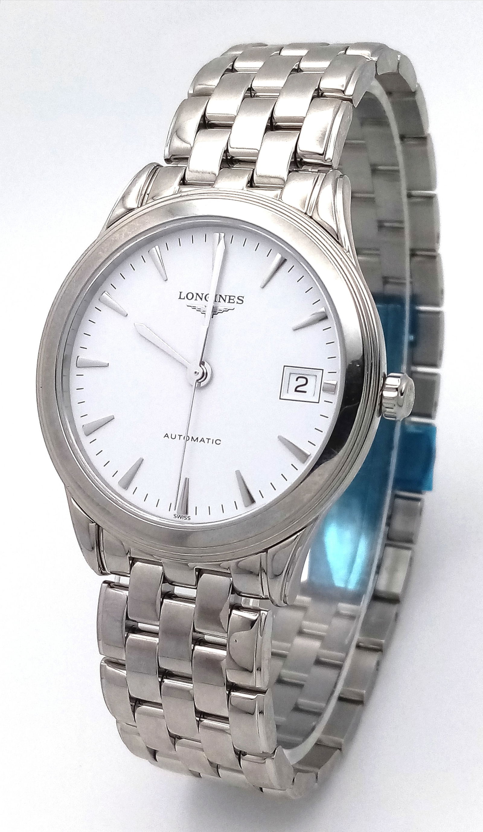 A FABULOUS LONGINES AUTOMATIC GENTS WATCH IN STAINLESS STEEL AND HAVING A STUNNING WHITE DIAL,: A FABULOUS LONGINES AUTOMATIC GENTS WATCH IN STAINLESS STEEL AND HAVING A STUNNING WHITE DIAL, SKELETON BACK ,DATE BOX AND IN AS NEW CONDITION .