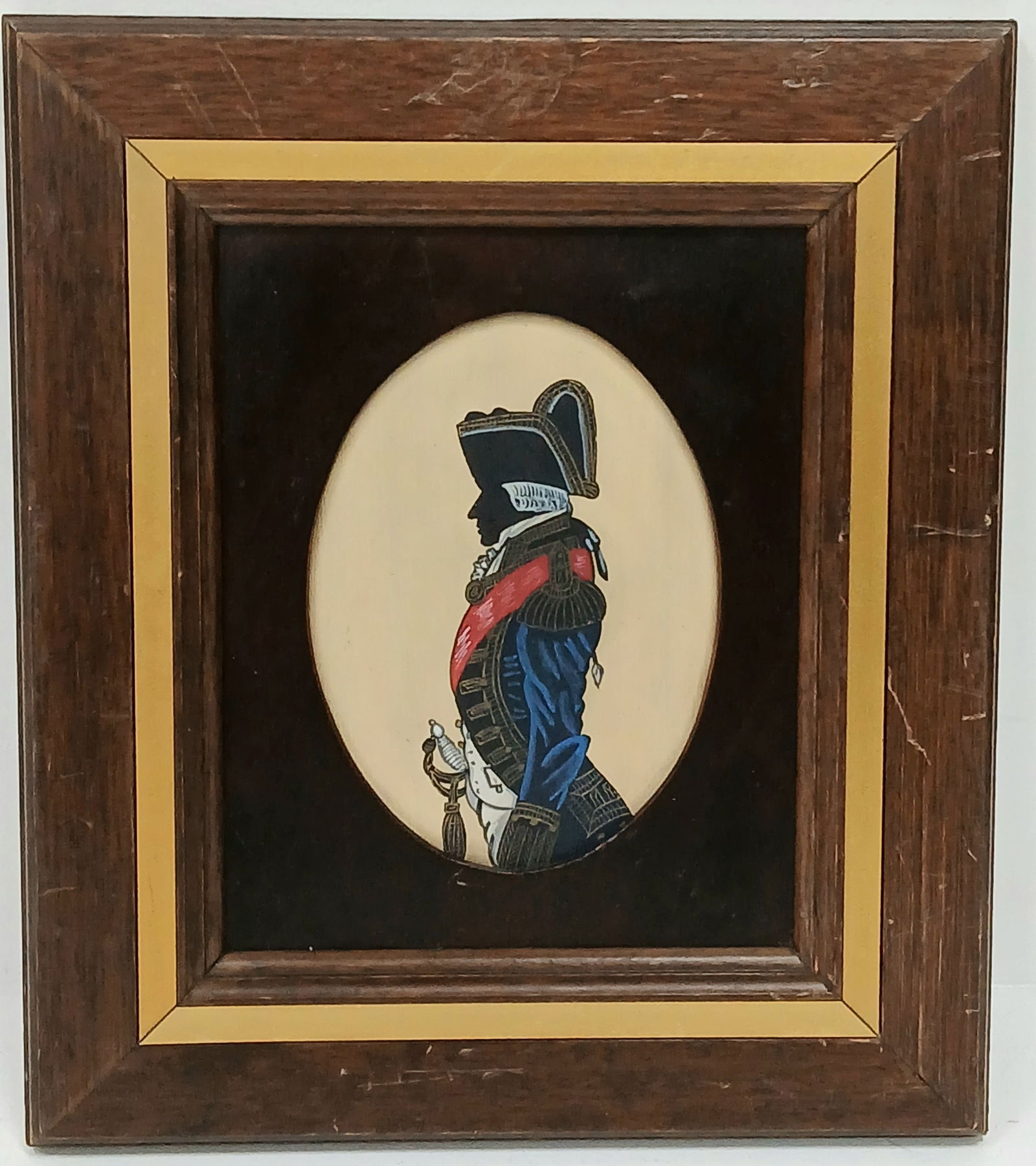 A SUPERB ANTIQUE HAND PAINTED SILHOUETTE OF BRITISH NAVY OFFICER OF THE NAPOLEONIC ERA IN A HEAVY: A SUPERB ANTIQUE HAND PAINTED SILHOUETTE OF BRITISH NAVY OFFICER OF THE NAPOLEONIC ERA IN A HEAVY WOODEN FRAME. IN GOOD ANTIQUE CONDITION. PURCHASED AT A FRENCH ANTIQUES MARKET. IN FRAME - 35 X 31CM.