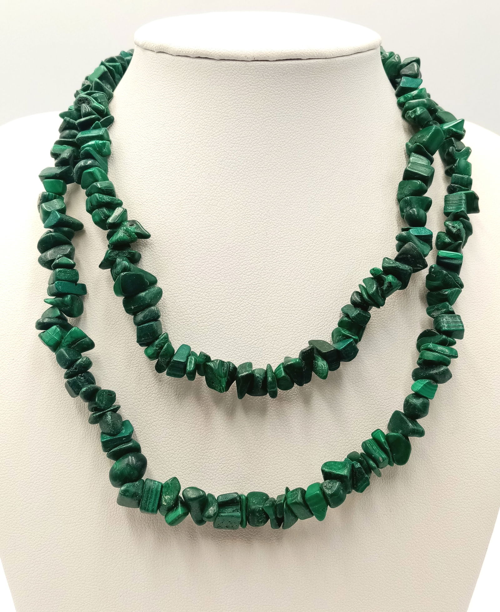 A pretty matinee length malachite beaded necklace. Approx 76cm in length. Please see photos for: A pretty matinee length malachite beaded necklace. Approx 76cm in length. Please see photos for details.